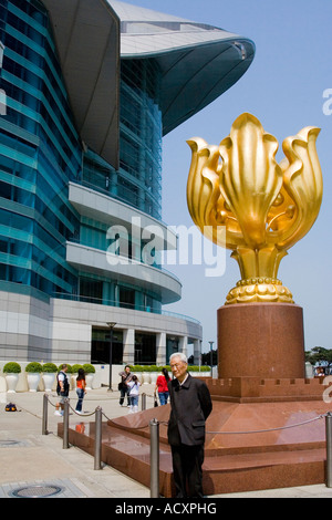 Il Centro Convegni ed Esposizioni di Hong Kong con Forever Blooming Golden Bauhinia scultura Foto Stock