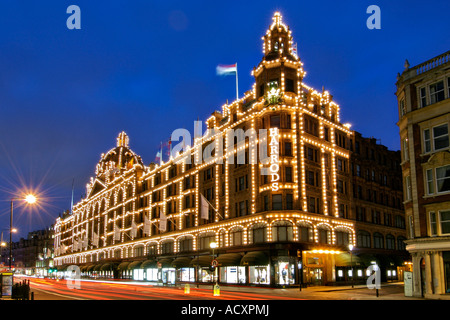 Esterno dei magazzini Harrods nell'area di Knightsbridge di Londra. Foto Stock