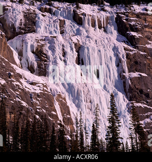 Parete di pianto in inverno lungo Icefields Parkway, il Parco Nazionale di Banff, Alberta, Canada - Canadian Rockies Foto Stock