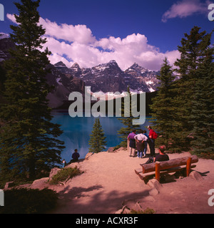 Il Moraine Lake in valle di dieci picchi in prossimità del Lago Louise nel Parco Nazionale di Banff nelle Montagne Rocciose Canadesi in Alberta Canada Foto Stock