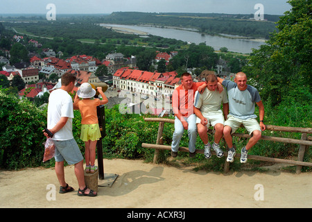 I turisti sulle tre croci Hill, Kazimierz Dolny, Polonia Foto Stock
