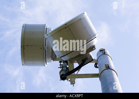 Radio a microonde antenna parabolica antenna sistema di chiudere con il blu del cielo Foto Stock