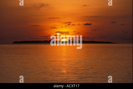 Tramonto su atollo delle Maldive Foto Stock