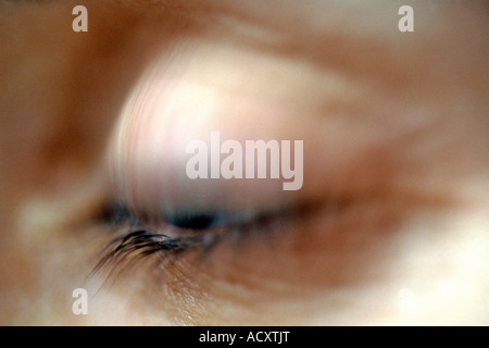 Close-up di una donna di occhio sinistro lampeggia. Vedere anche ACKEPP dell'immagine. Foto Stock
