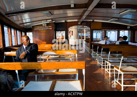 Accattivante Africano indossando Business Suit Riding Star Ferry Hong Kong Cina Foto Stock