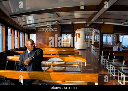 Accattivante Africano indossando Business Suit Riding Star Ferry Hong Kong Cina Foto Stock