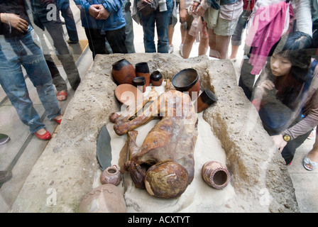 Tipica tomba egizia contenente l'naturalmente conservati il corpo di un uomo da circa 3400 BC nel British Museum a Londra, Inghilterra REGNO UNITO Foto Stock