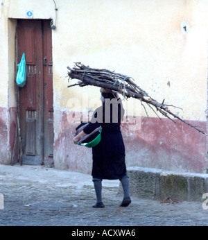 La vedova che trasportano bastoni nel nord del Portogallo Foto Stock