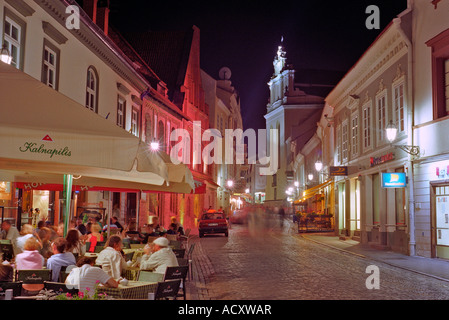 Scena di strada nella città vecchia di notte, Vilnius, Lituania Foto Stock