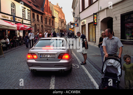 Vista posteriore di una Mercedes-Benz in un vicolo nella Città Vecchia di Vilnius, Lituania Foto Stock