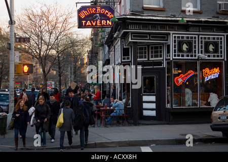 White Horse Taverna sulla via di Hudson in West Greenwich Village di New York City NY NEW YORK STATI UNITI D'America Stati Uniti d'America del nord Foto Stock