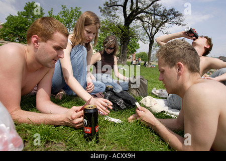 Giovani rilassarsi sul prato, Cracow Polonia Foto Stock