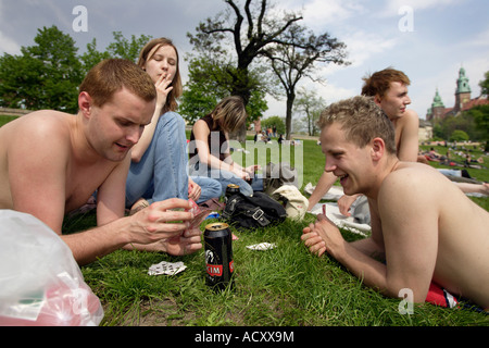 Giovani rilassarsi sul prato, Cracow Polonia Foto Stock