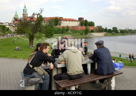 Le persone che giocano a scacchi in prossimità del fiume Vistola, Cracow Polonia Foto Stock