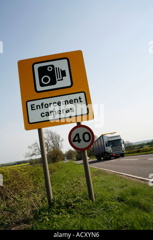 Cartello stradale attenzione agli automobilisti di autovelox in corrispondenza di un punto nero su una strada principale nel Regno Unito Foto Stock