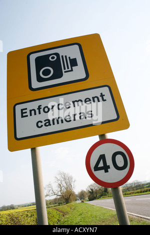 Cartello stradale attenzione agli automobilisti di autovelox in corrispondenza di un punto nero su una strada principale nel Regno Unito Foto Stock