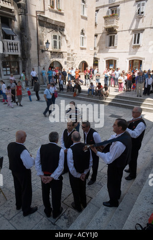 Il croato musicisti cantando in Diolectian s Palace in Split Croazia Foto Stock