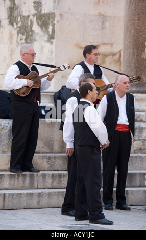 Il croato musicisti cantando in Diolectian s Palace in Split Croazia Foto Stock