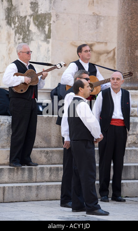 Il croato musicisti cantando in Diolectian s Palace in Split Croazia Foto Stock