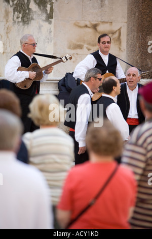 Il croato musicisti cantando in Diolectian s Palace in Split Croazia Foto Stock