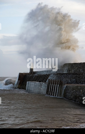 Porthcawl faro con onde che si infrangono contro di essa. Due immagini in una serie di tre) Foto Stock