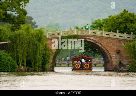 Antico ponte in pietra a Bai di Causeway in Xi Hu Lago di Hangzhou Cina Foto Stock