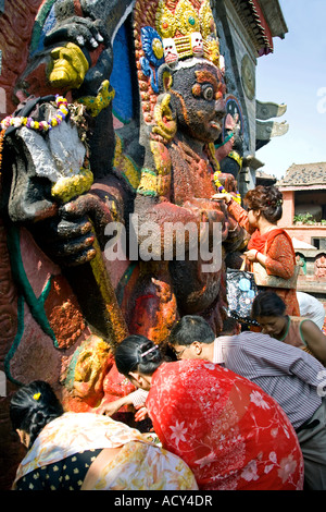 I devoti di dare offerte per Kala Bhairab. Durbar Square. Kathmandu. Il Nepal Foto Stock