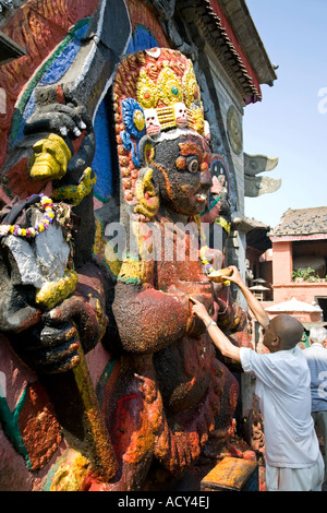 Uomo che fa un'offerta di Kala Bhairab.Puja cerimonia.Durbar Square.Kathmandu.Nepal Foto Stock