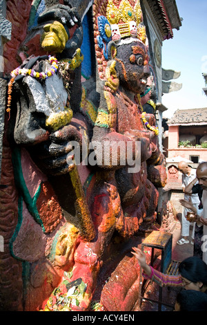 I devoti facendo una puja rituale di Kala Bhairab.Durbar Square.Kathmandu.Nepal Foto Stock