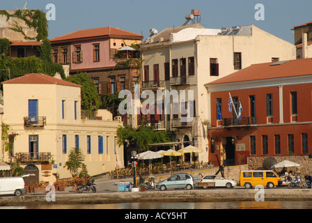 Creta Veduta del vecchio quartiere di Hania attraverso il porto esterno Foto Stock