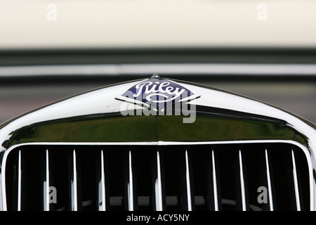 Riley monogramma sul cofano a vintage car show al castello di Fyvie, Aberdeenshire, Scotland, Regno Unito Foto Stock