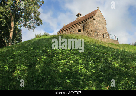 La Hougue Bie Grouville Jersey Neolitico Dolmen 6000 anni con cappella medievale in cima Foto Stock