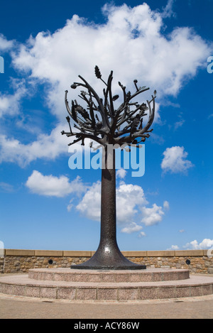 dh The Freedom Tree ST HELIER JERSEY scultura moderna che commemora il 60° anniversario delle isole del canale di Liberazione World War 2 ww Foto Stock