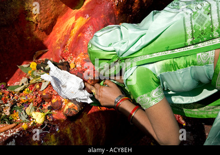 Donna adorare Kala Bhairab dio. Durbar Square. Kathmandu. Il Nepal Foto Stock