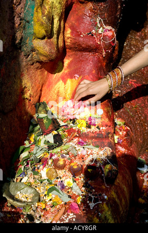 Donna fare un offerta a Kala Bhairab Dio.Durbar Square.Kathmandu.Nepal Foto Stock