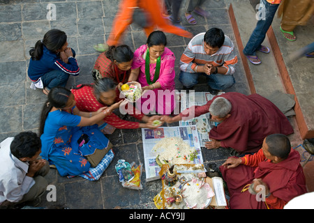 I monaci buddisti e i pellegrini facendo una puja cerimonia.Ajima santuario.Bodhnath Stupa.Valle di Kathmandu.Nepal Foto Stock