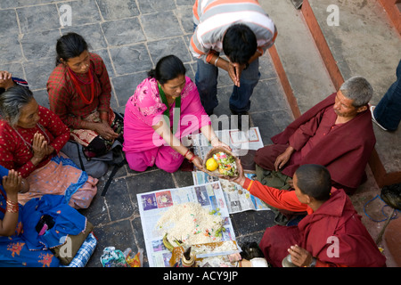 I monaci buddisti e i pellegrini facendo una puja cerimonia.Ajima santuario.Bodhnath Stupa.Valle di Kathmandu.Nepal Foto Stock