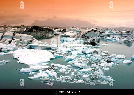 Islanda Jokulsarlon laguna glaciale di fusione iceberg tramonto vicino vulcano Jatnajoekull Foto Stock