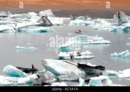 Islanda Jokulsarlon laguna glaciale di fusione iceberg tramonto vicino vulcano Jatnajoekull Foto Stock