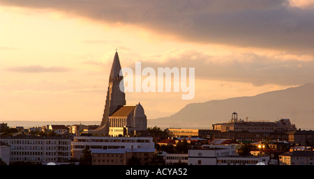 Islanda Reykjavik Hallgrimskirkja chiesa vista dal tramonto Perlan Foto Stock