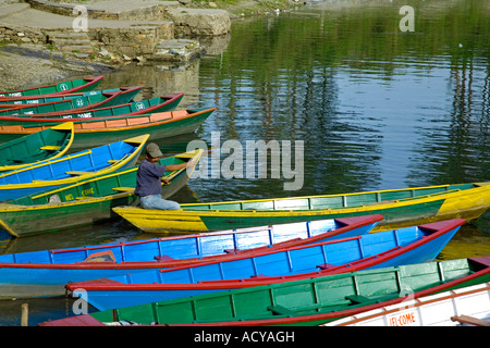 Uomo di canottaggio doonga una barca sul Lago Phewa.Pokhara.Nepal Foto Stock