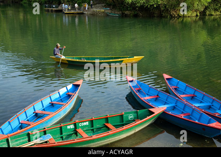 Uomo di canottaggio doonga una barca sul Lago Phewa.Pokhara.Nepal Foto Stock