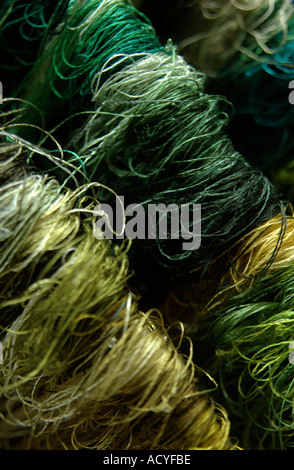 Ricamo colorati fili di seta pronte per essere utilizzate in una fabbrica in Cina Suzhou Foto Stock