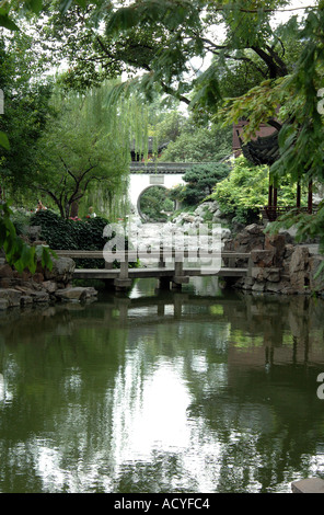 Vista sul ponte a zig-zag al cancello della luna a Yu - o Yuyuan - Giardino Shanghai, Cina. Foto Stock