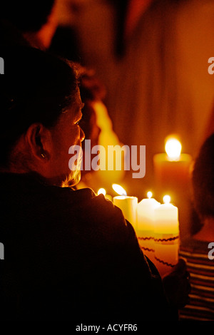 I devoti Cattolici accendono le candele durante le festività di Pasqua Santa Messa presso la chiesa di San Antonio San Miguel De Allende MESSICO Foto Stock