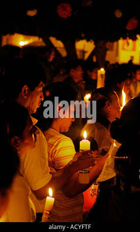 I devoti Cattolici accendono le candele durante le festività di Pasqua Santa Messa presso la chiesa di San Antonio San Miguel De Allende MESSICO Foto Stock