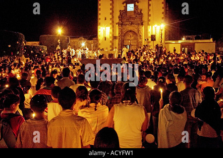 I devoti Cattolici accendono le candele durante le festività di Pasqua Santa Messa presso la chiesa di San Antonio San Miguel De Allende MESSICO Foto Stock