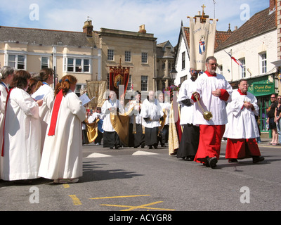 Processione annuale durante il pellegrinaggio alla Abbazia di Glastonbury Somerset England Regno Unito Foto Stock