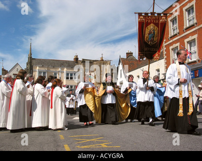 Processione annuale durante il pellegrinaggio alla Abbazia di Glastonbury Somerset England Regno Unito Foto Stock