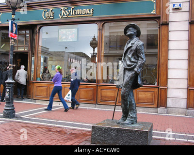 Statua di bronzo di James Joyce nel centro della città di Dublino nella parte anteriore del Café Kylemore North Earl Street guglia Irlanda Foto Stock